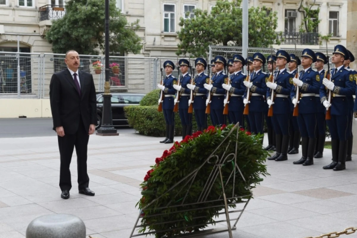 İlham Əliyev Azərbaycan Xalq Cümhuriyyətinin şərəfinə ucaldılmış abidəni ziyarət etdi