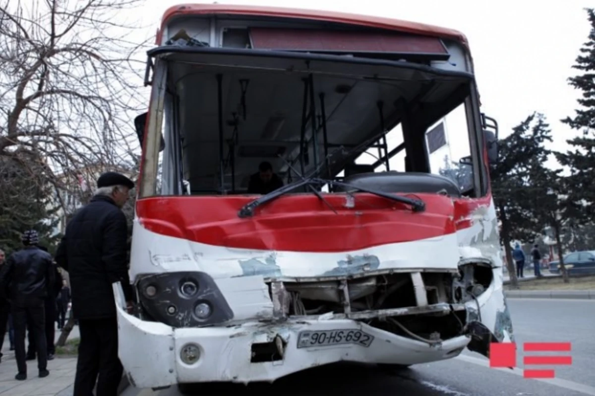 Gəncədə sərnişin avtobusu qəzaya uğradı: Yaralılar var