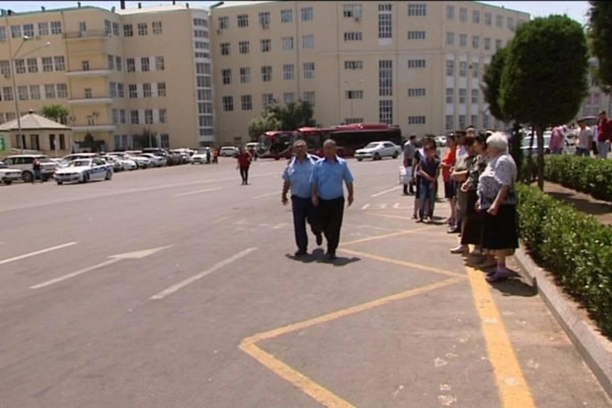 Nişan var, dayanacaq qoyulmayıb: Sərnişinlər günün altında avtobus gözləməli olurlar - VİDEO