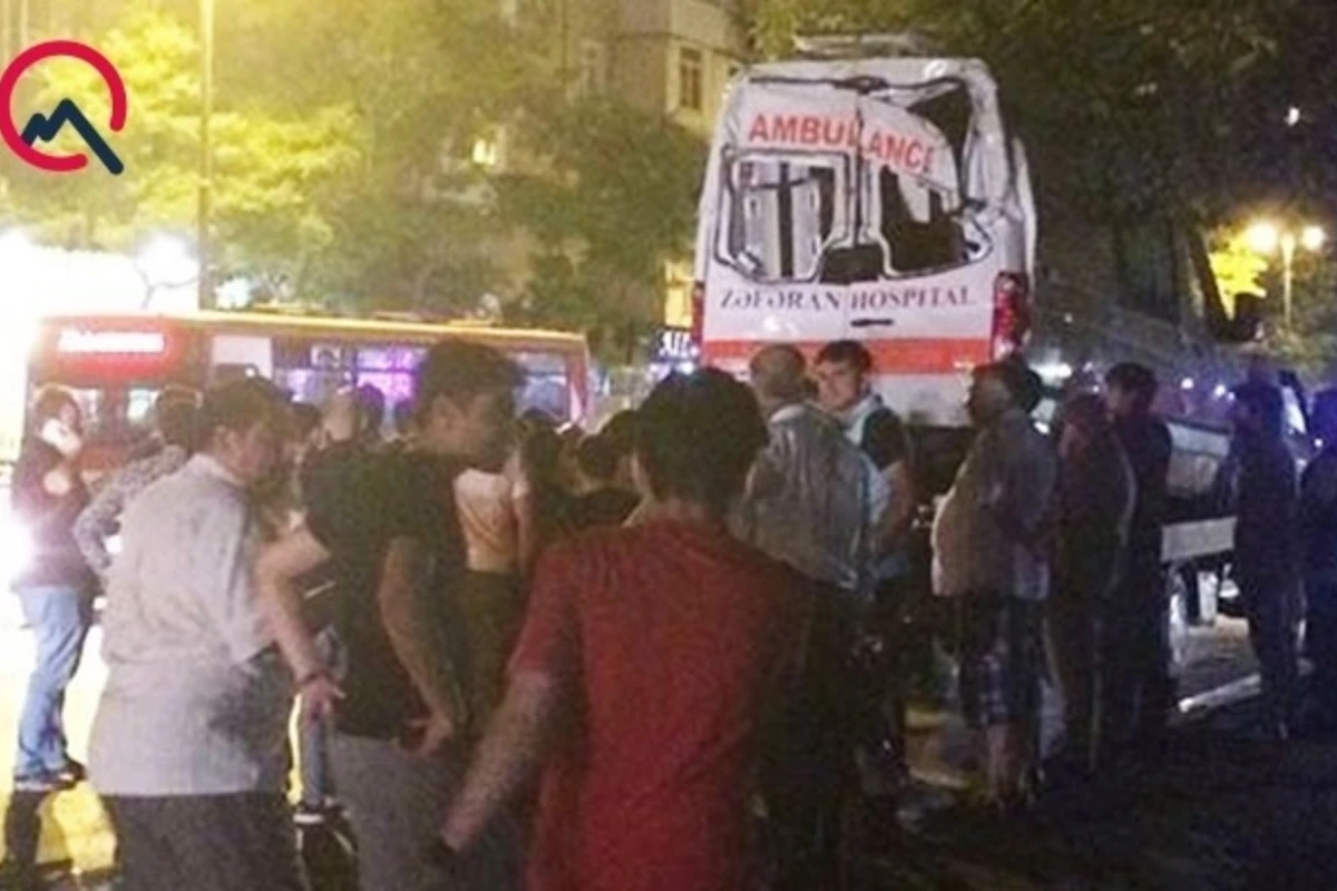 Bakıda məşhur klinikanın “ambulance”ı qəzaya düşdü - Foto