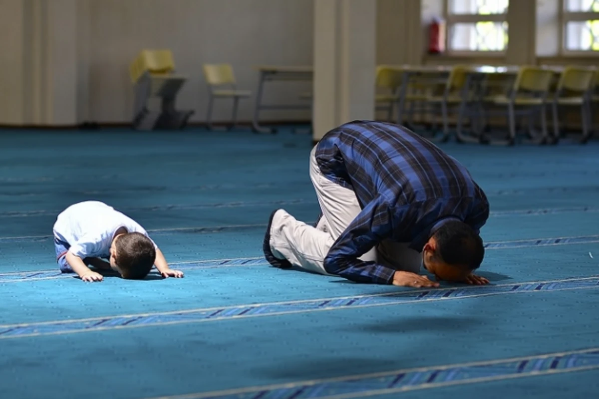 Azərbaycanlı kafedə namaz qıldığına görə cərimələnib