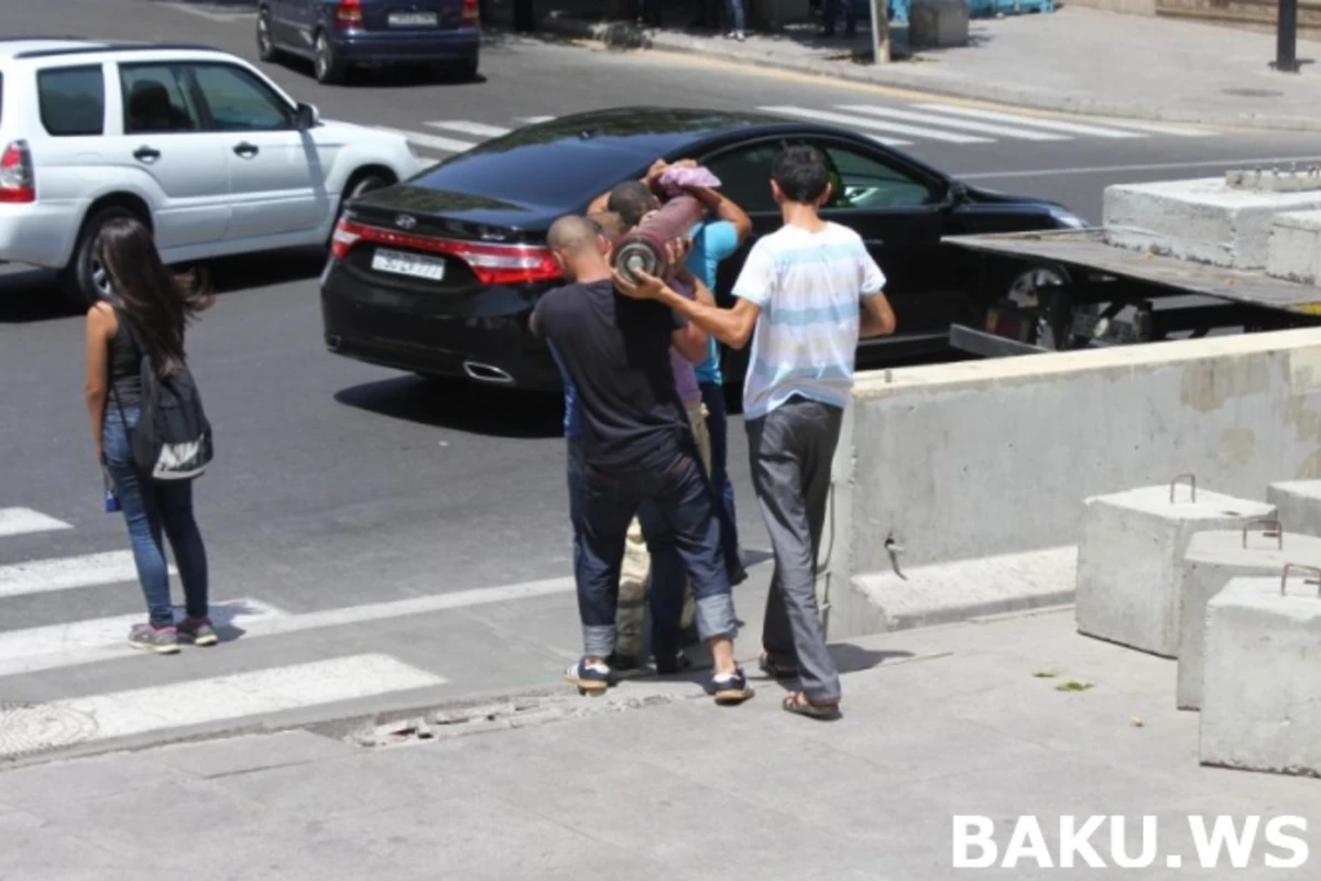 Bakının cəhənnəm istisində çalışanlar (FOTO)