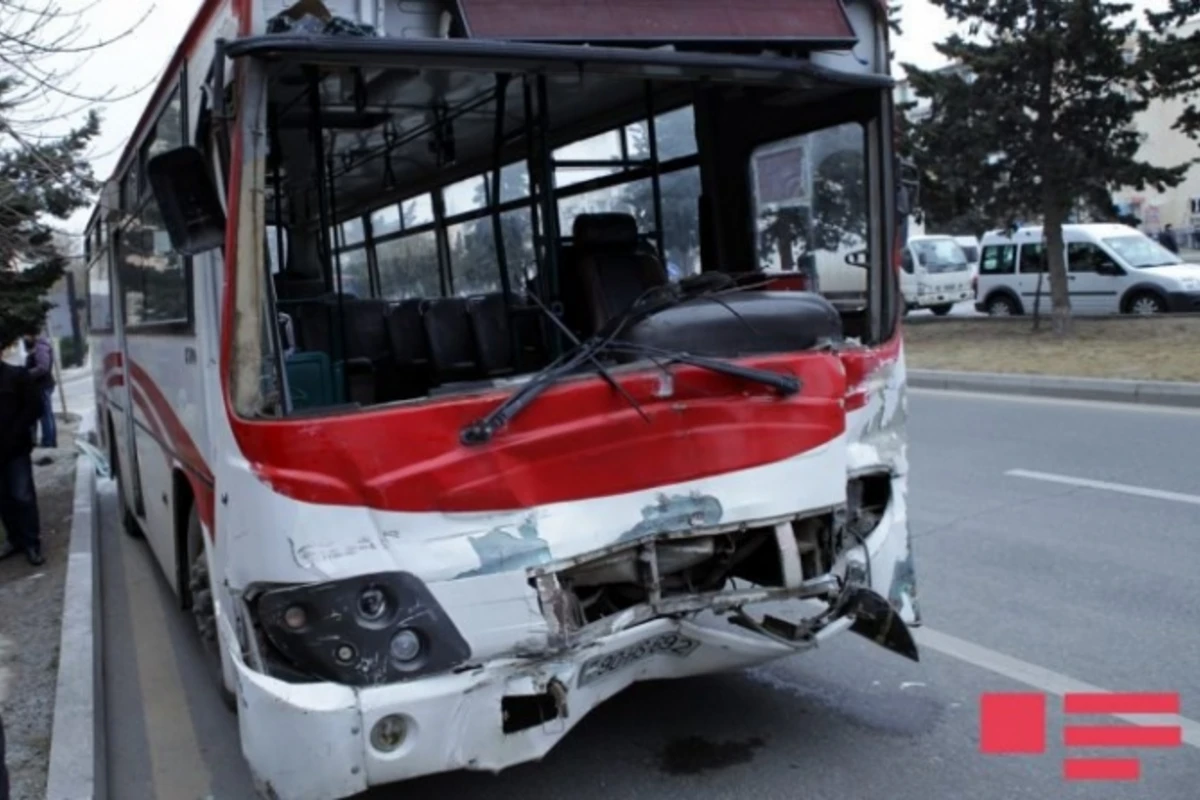 Bakıda marşrut avtobusu dayanacaqda piyadanın üstünə çıxdı: ölən var