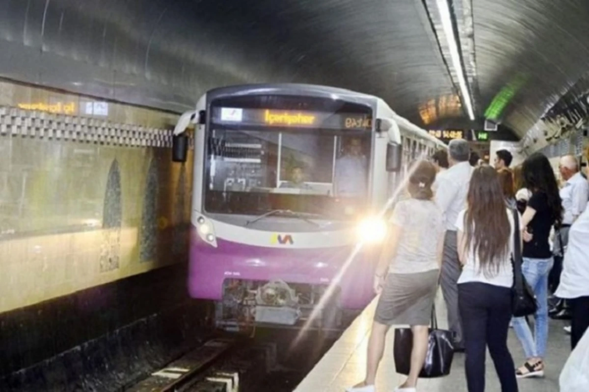 Bakı metrosunda qorxulu anlar — Gənc qız özünü qatarın altına atdı