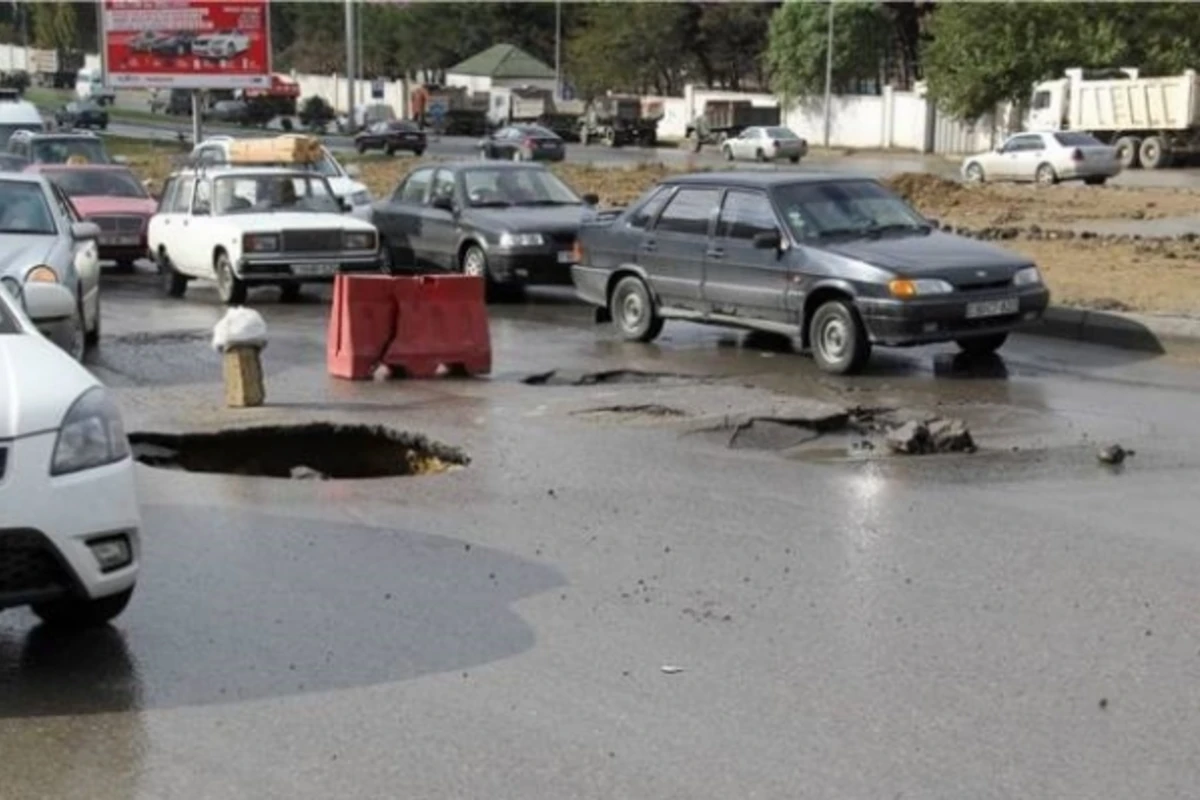 Bakıda  yol çöküb