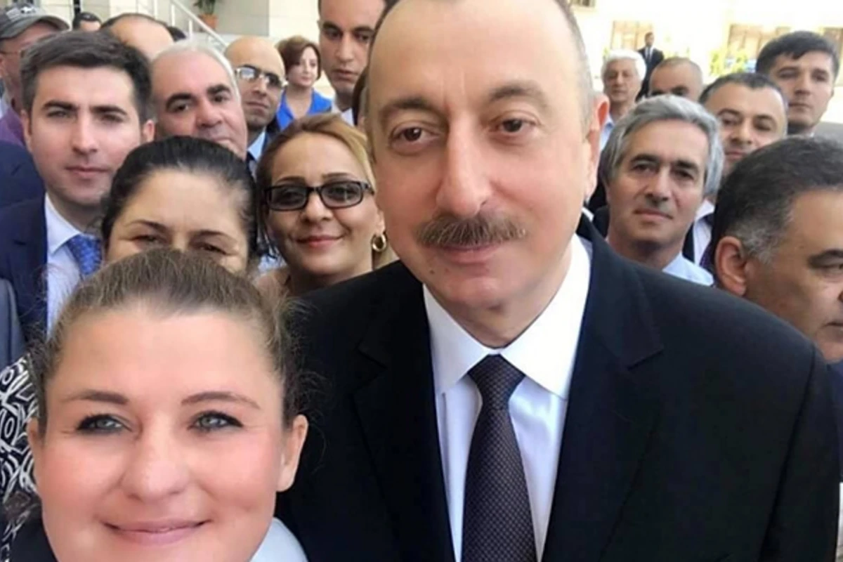 Ev alan jurnalistlər prezidentlə selfi etdi (FOTO)