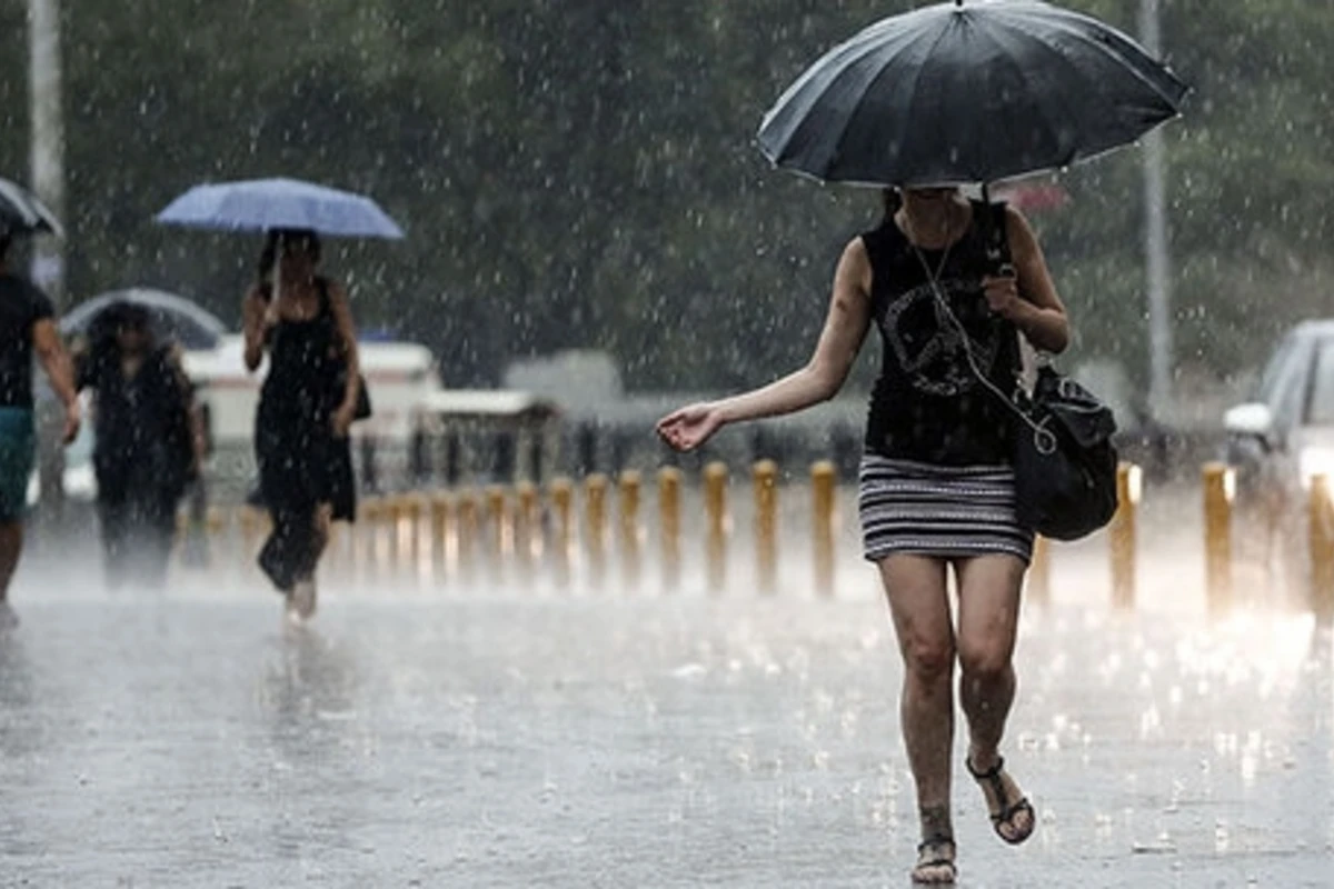 XƏBƏRDARLIQ: Güclü külək əsəcək, temperatur aşağı enəcək, şimşək çaxacaq