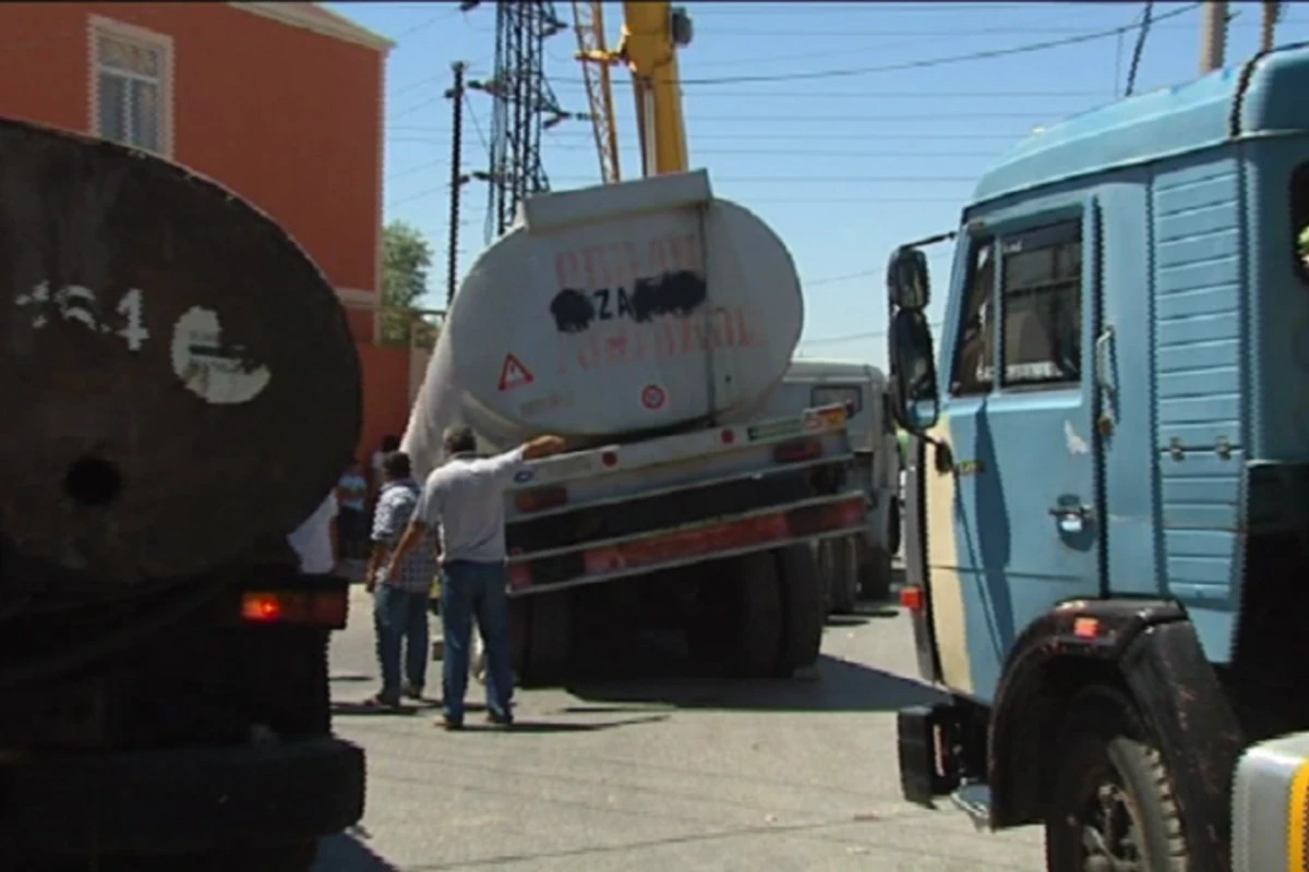 Bakıda həyəcanlı anlar: Yolda hərəkət dayanıb və insanlar təşviş içindədir - VİDEO