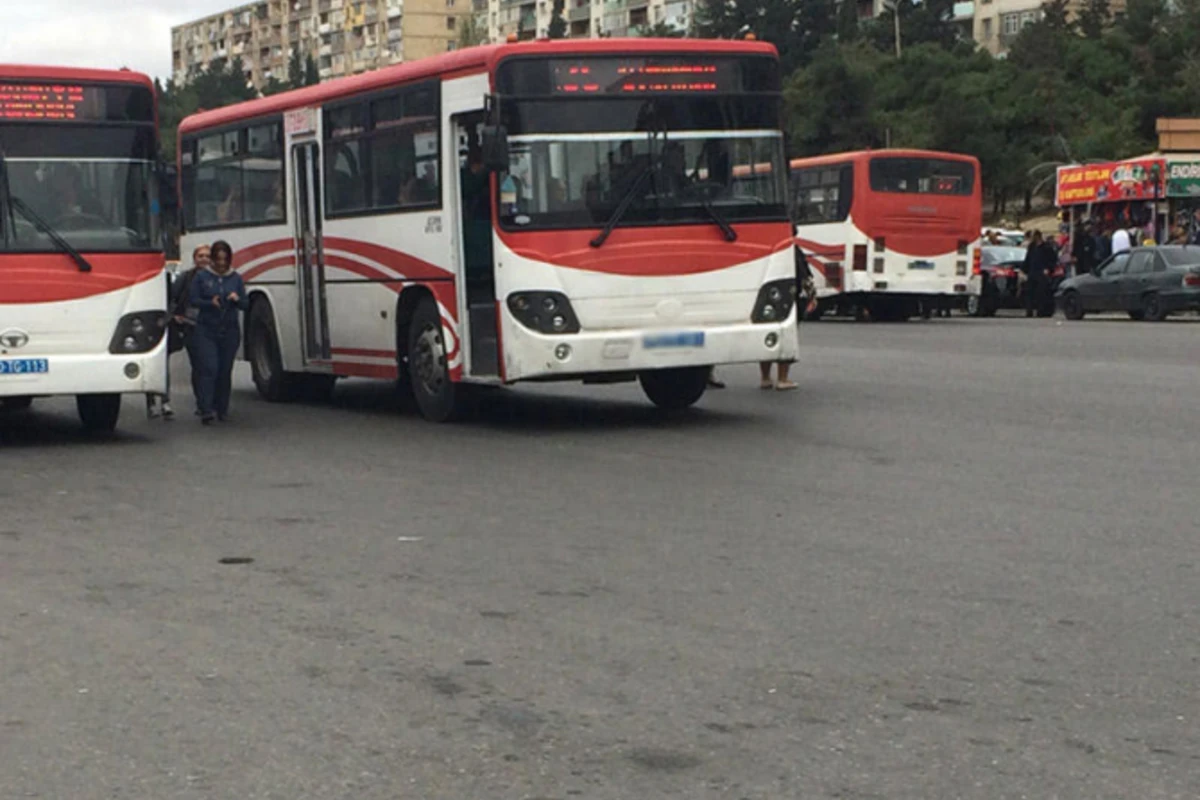 Bakıda sürücü avtobusu görün hardan sürdü (VİDEO)