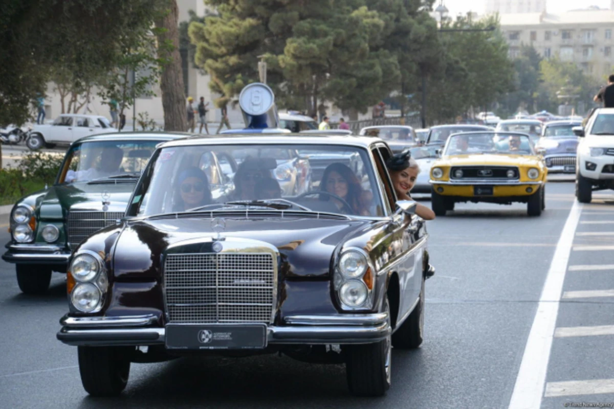 Bakıda klassik avtomobillərin yürüşü və sərgisi keçirildi - FOTOSESSİYA