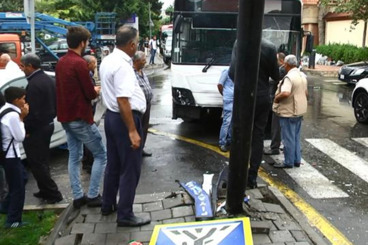 Bakıda sərnişin avtobusu piyadanı vurdu