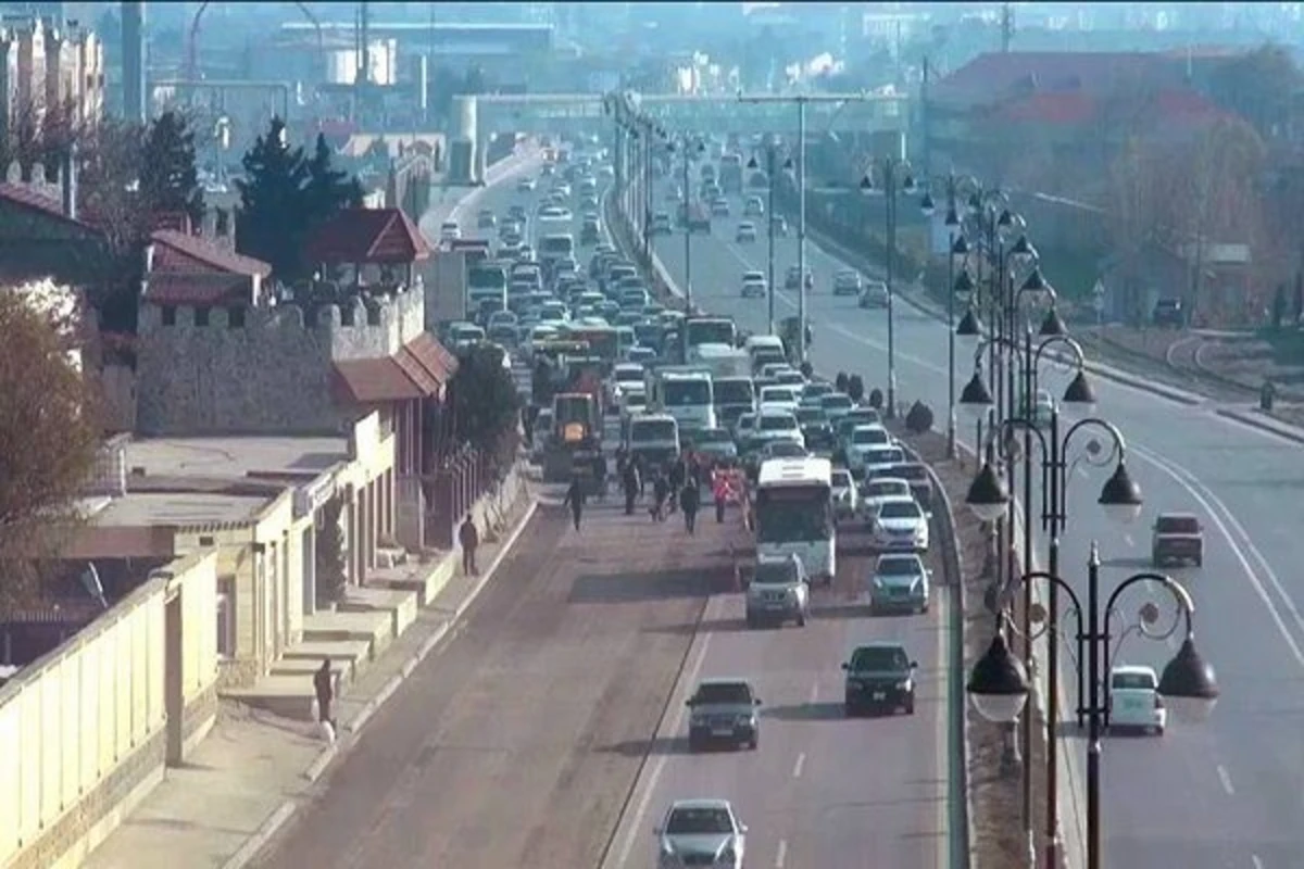 Bakının ən böyük prospektlərindən birində zəncirvari qəza - yol bağlandı