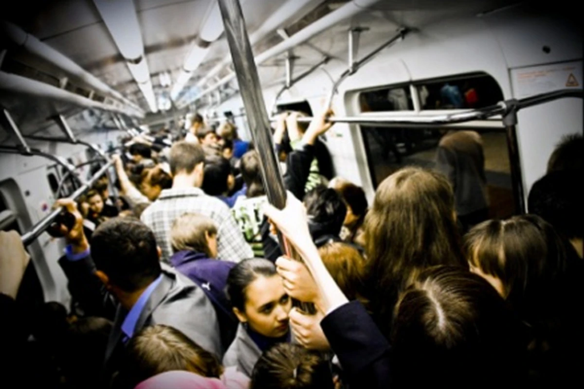 Bakı metrosunda oğlan gənc qızı saçından tutub sürüdü və...