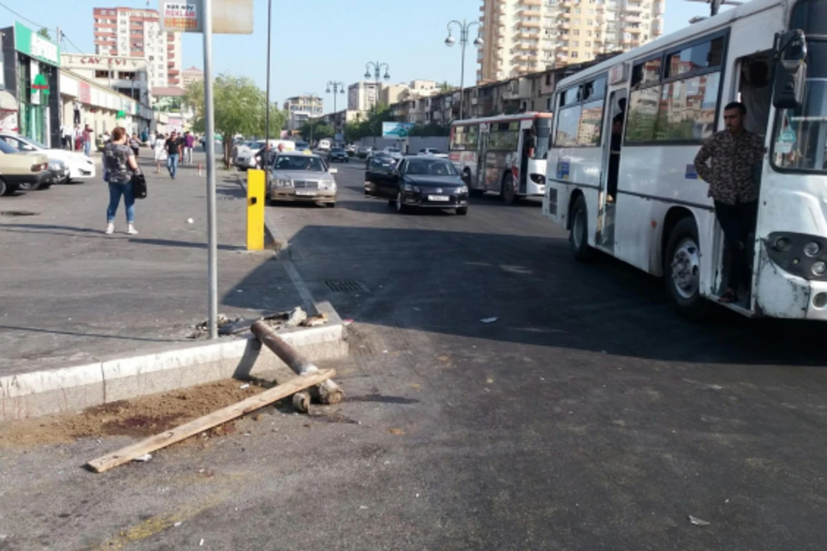 Bakıda avtobus dayanacağa girdi: Yaralanan var, sürücü qaçdı (FOTO)