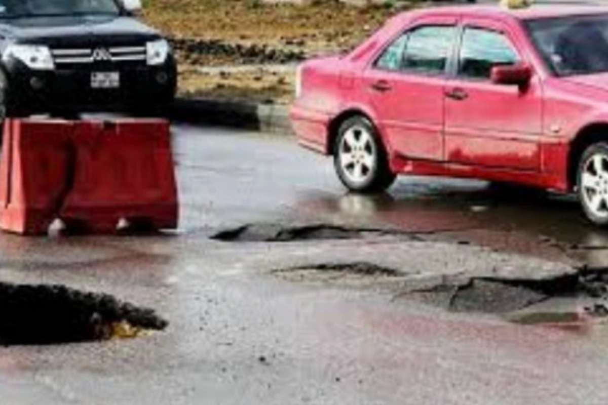 Bakıda maşınlar hərəkətdə olarkən yol çökdü