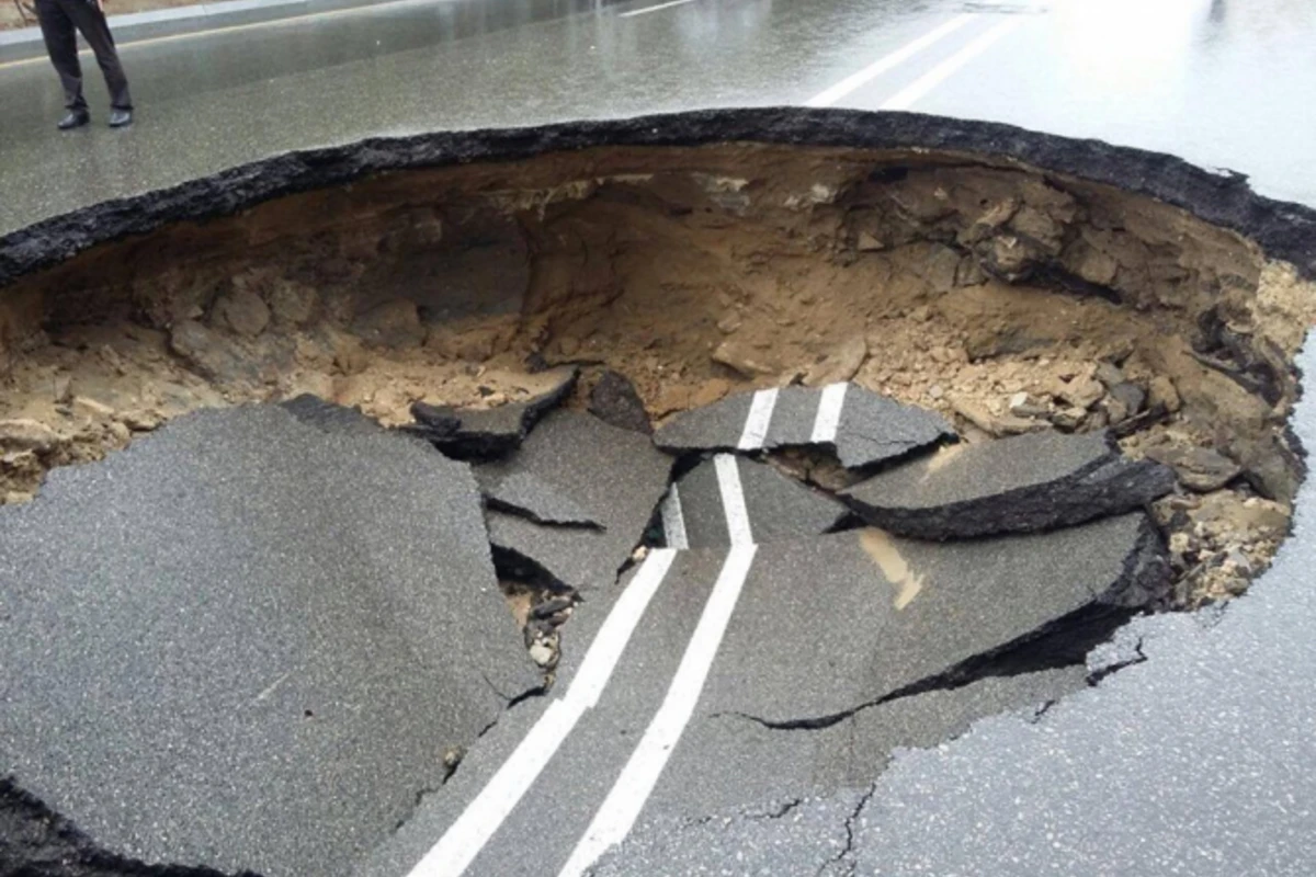 Bakıda yolda nəhəng dəliyin açılması ilə bağlı RƏSMİ məlumat (FOTO)