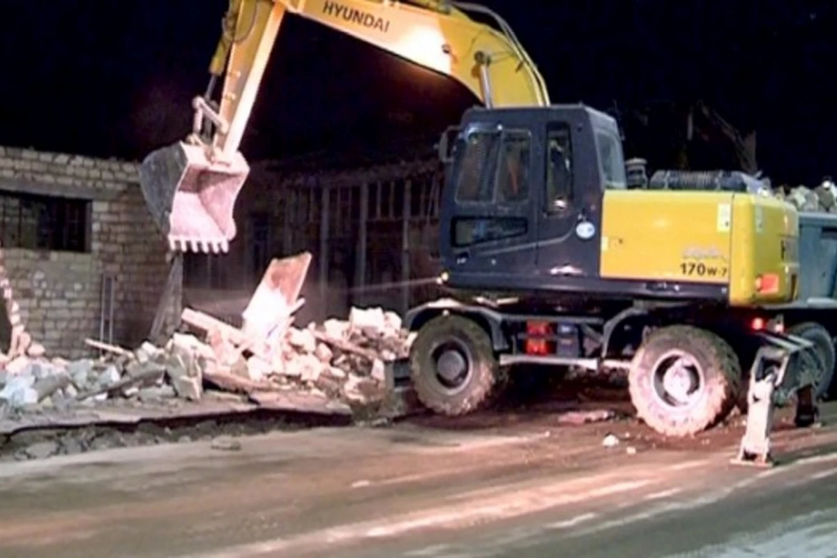 İcra başçısı sakinlərin evini sökdürür: Əraziyə texnika yeridildi (FOTO)