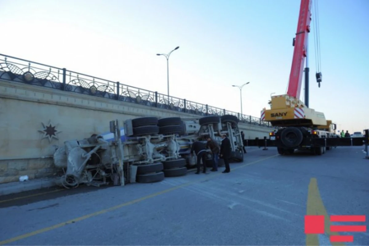 Bakıda betonqarışdıran maşın minik avtomobilinin üstünə aşdı - FOTO