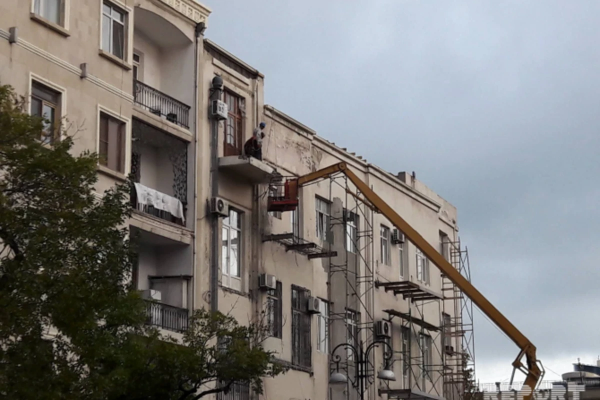 Bakının mərkəzi küçələrində “balkon”lar sökülür - FOTO