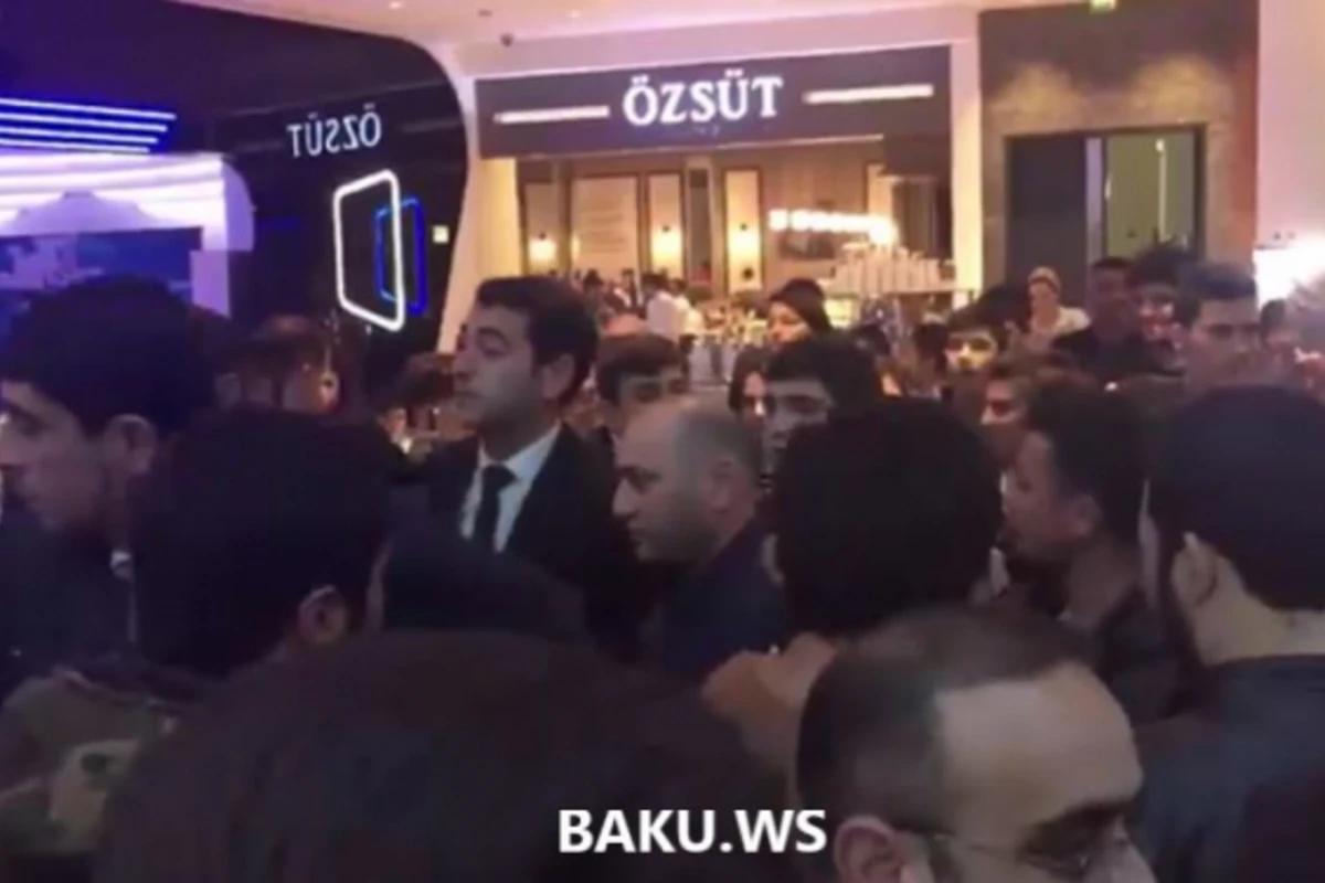 Gənclik Mall da Maşın şounun iştirakçılarına görə izdiham (VİDEO)