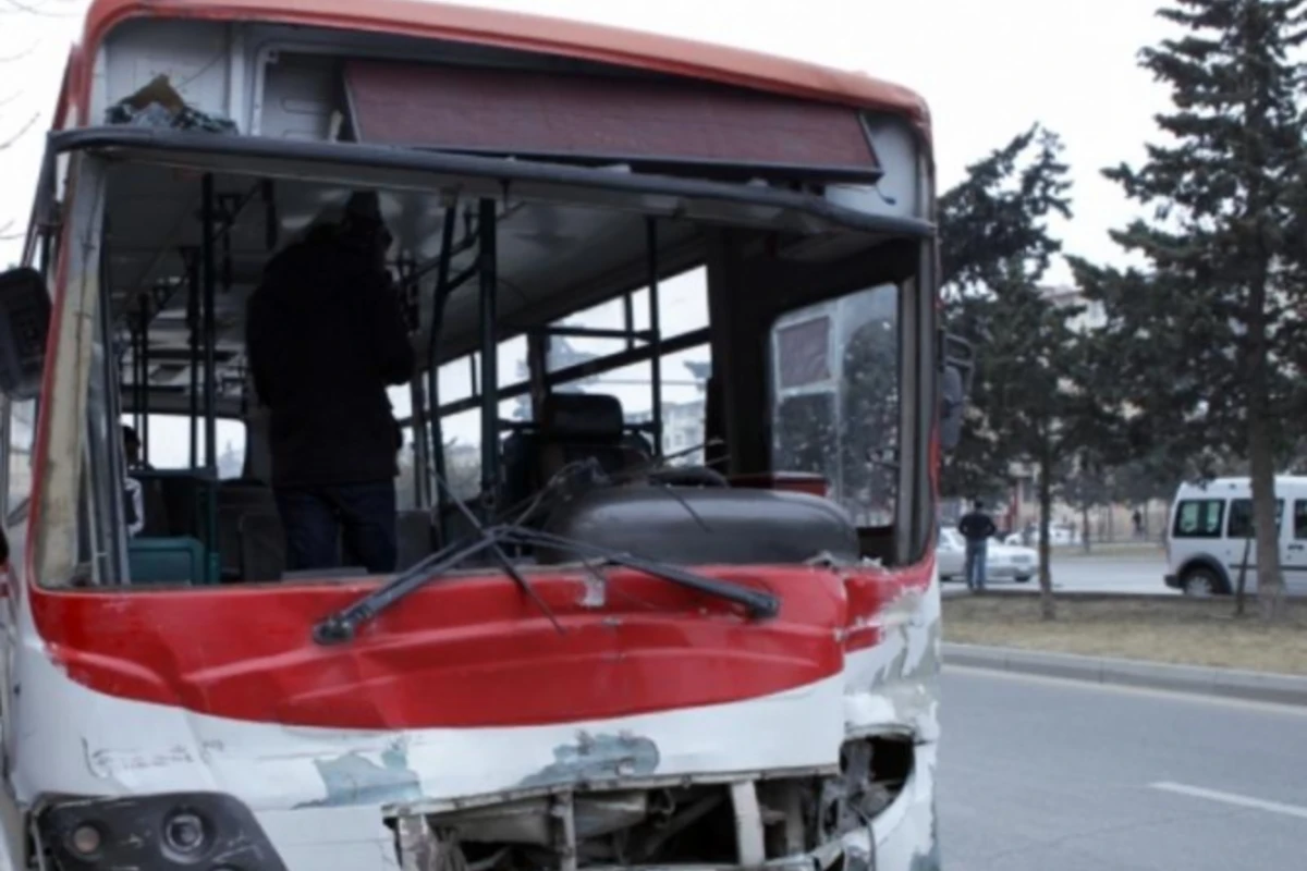 Bakıda marşrut avtobusu ağır qəza törətdi: ölən var