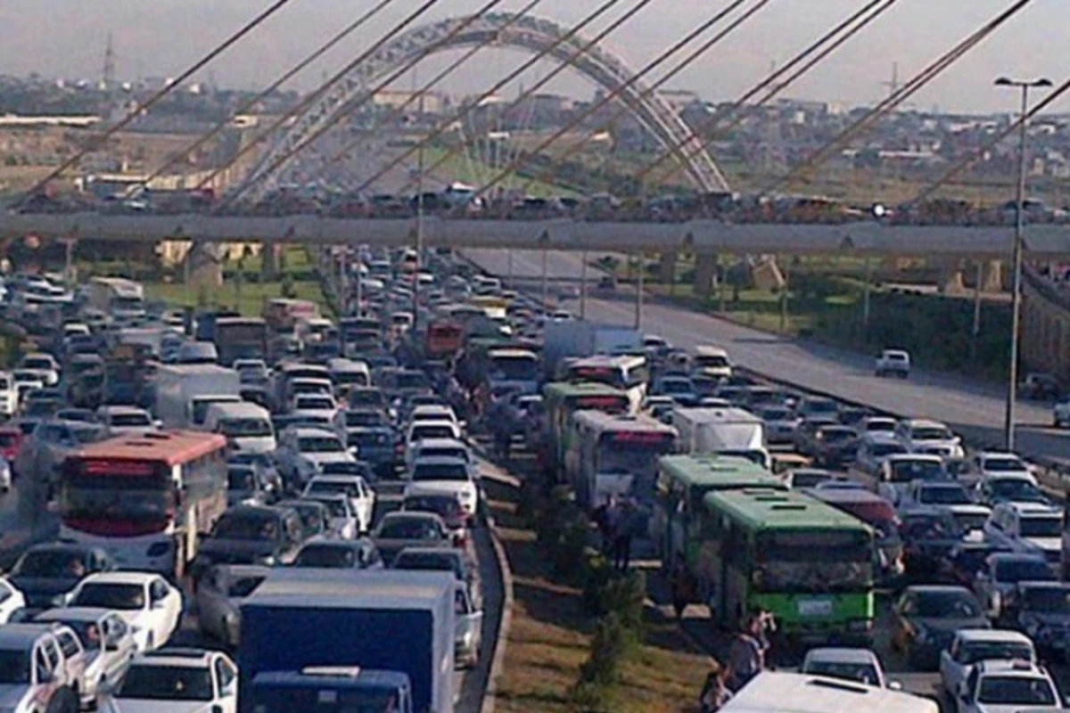 Ziya Bünyadov prospektində zəncirvari yol qəzası baş verib, tıxac yaranıb