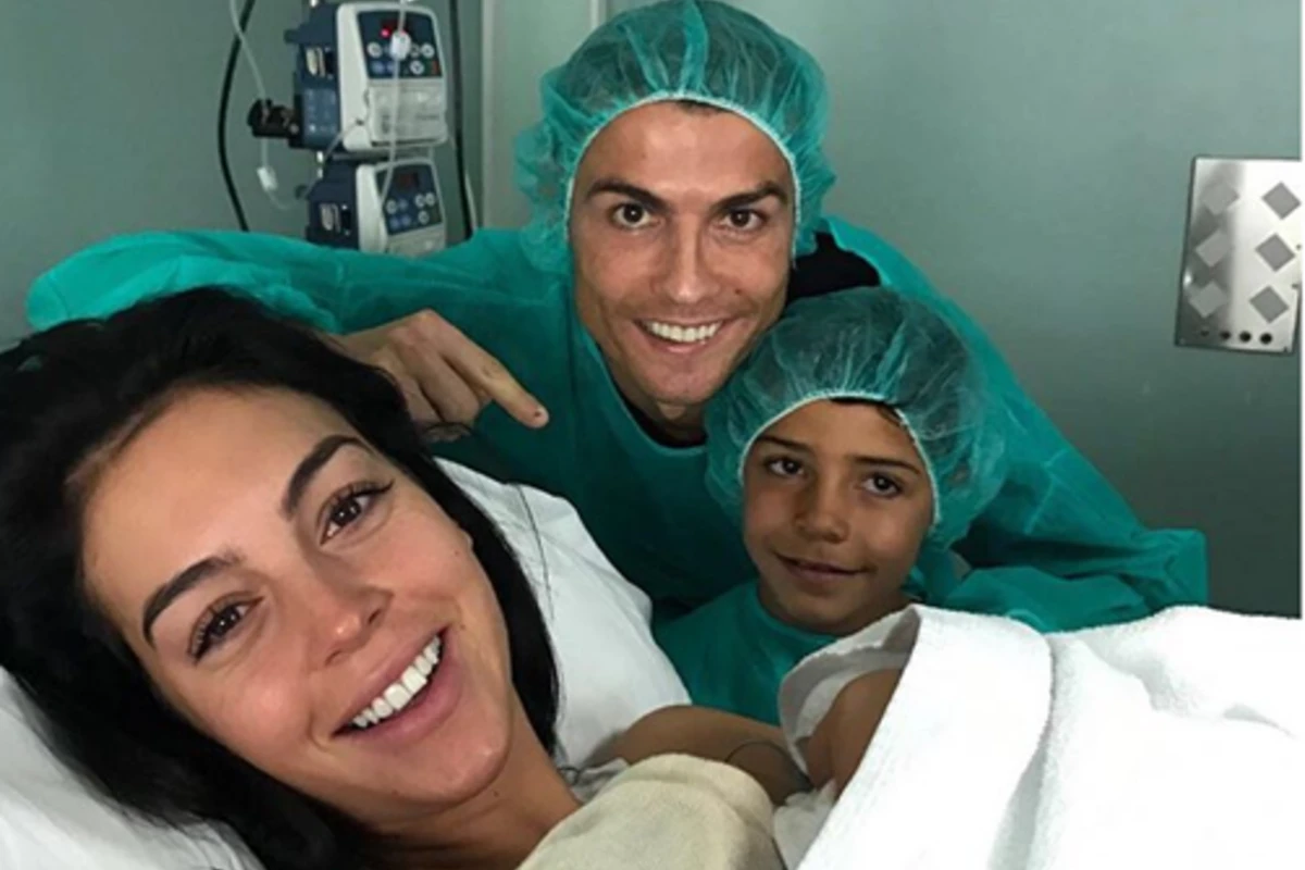 Ronaldo 4-cü dəfə ata oldu: futbolçu doğum evindən FOTO paylaşdı