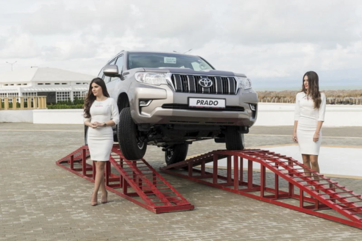 Yeni Toyota Prado özünə heyran etdi (FOTO)