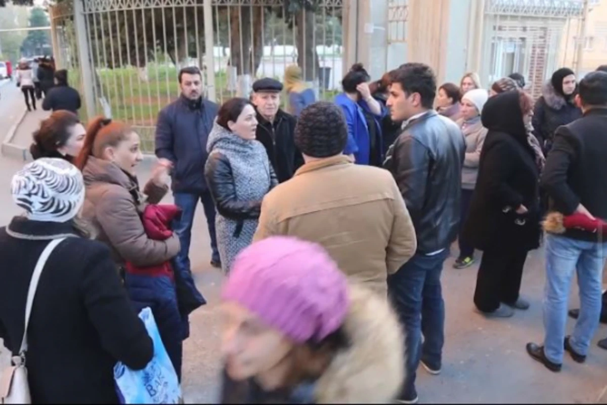 Bakıda məktəbin qapıları bağlandı: valideynlər ayağa qalxdı (VİDEO)