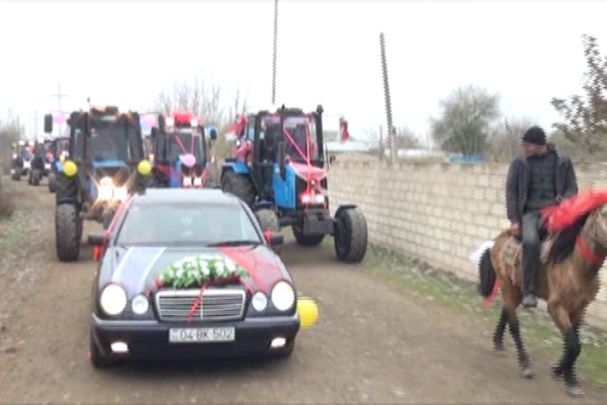 Azərbaycanda qeyri-adi toy karvanı: 10 ədəd traktor iştirak etdi - VİDEO