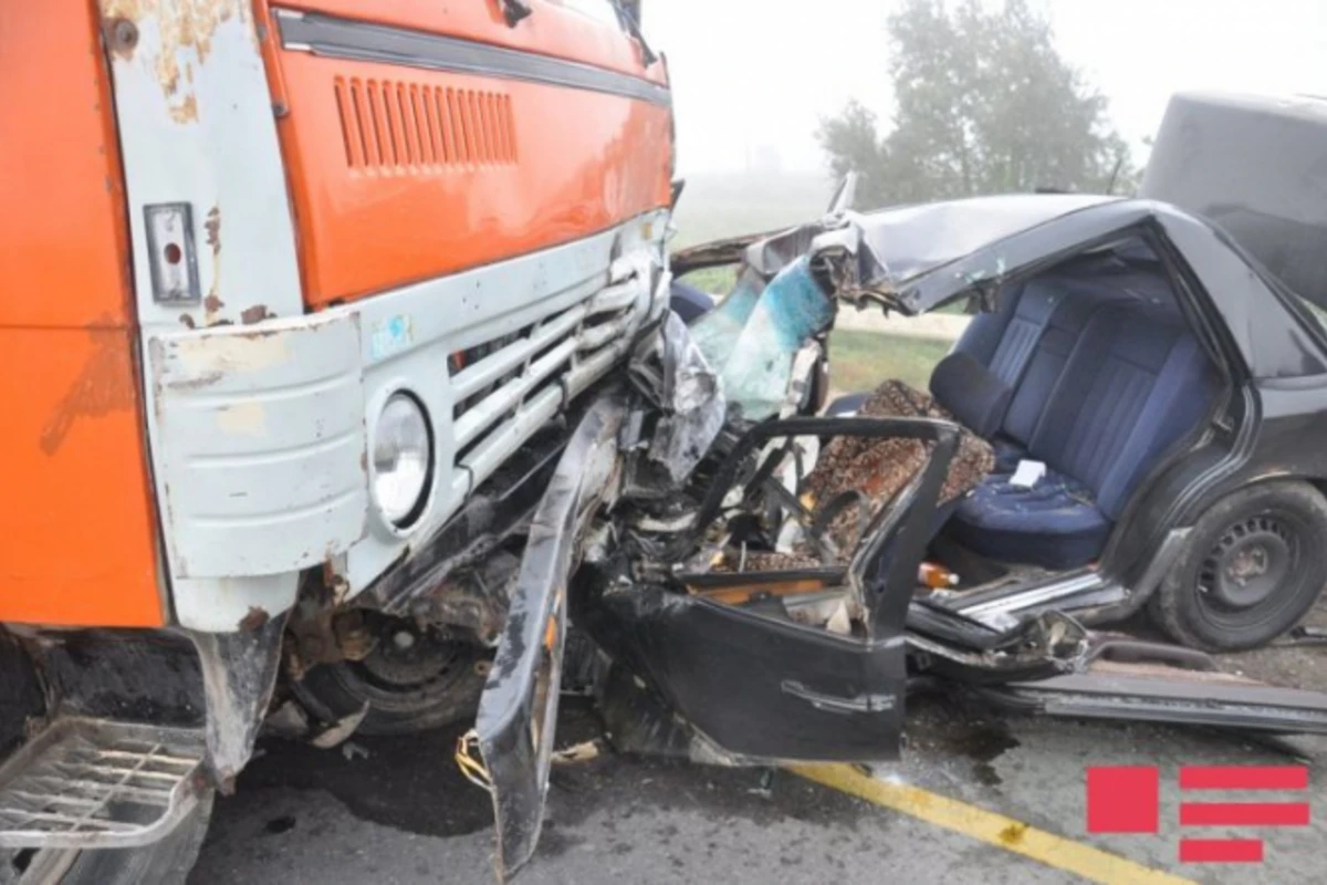 Bakıda Mercedeslə KamAZ toqquşub, 5 nəfər ölüb