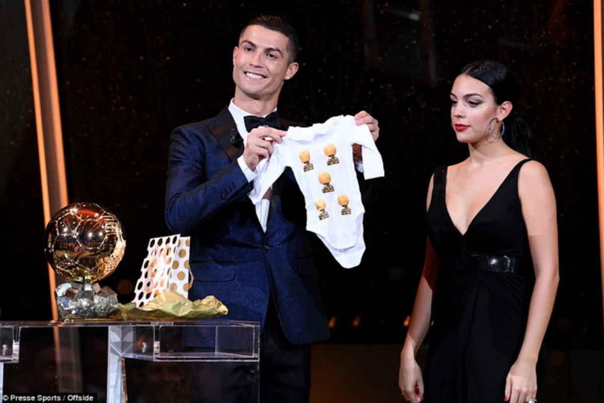 Ronaldo 5-ci dəfə Qızıl Top aldı: Messi ilə rəqabət davam edir (FOTO)