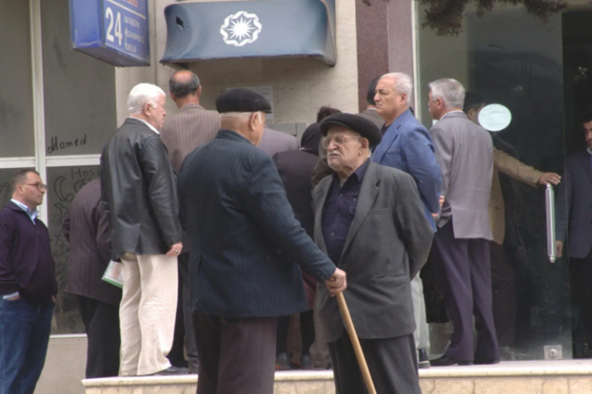 Azərbaycanda pensiya yaşı azaldılacaq? - Komitə sədri cavab verdi