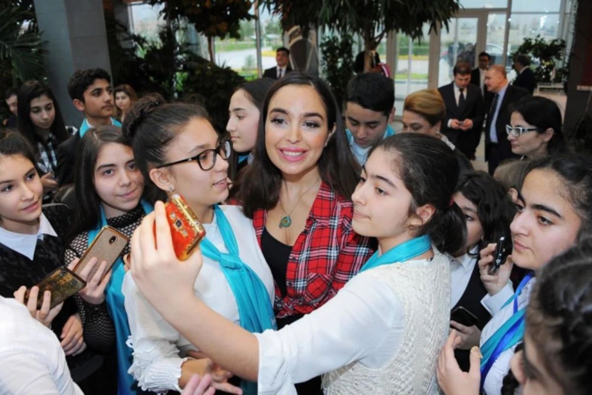 Leyla Əliyeva xüsusi qayğıya ehtiyacı olan uşaqlar üçün keçirilən şənlikdə - FOTO