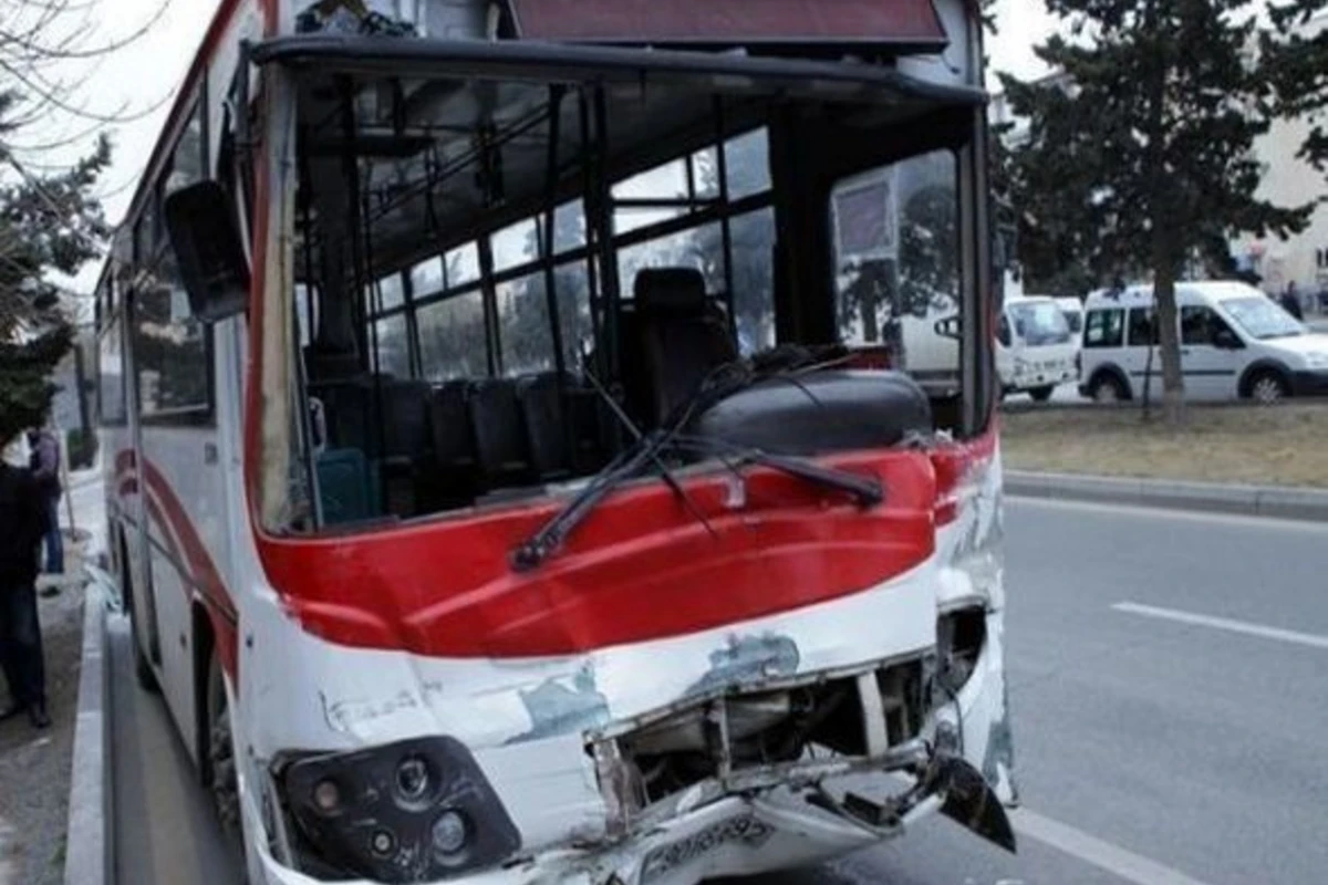 Bakıda marşrut avtobusu ağır qəza törətdi: ölən var