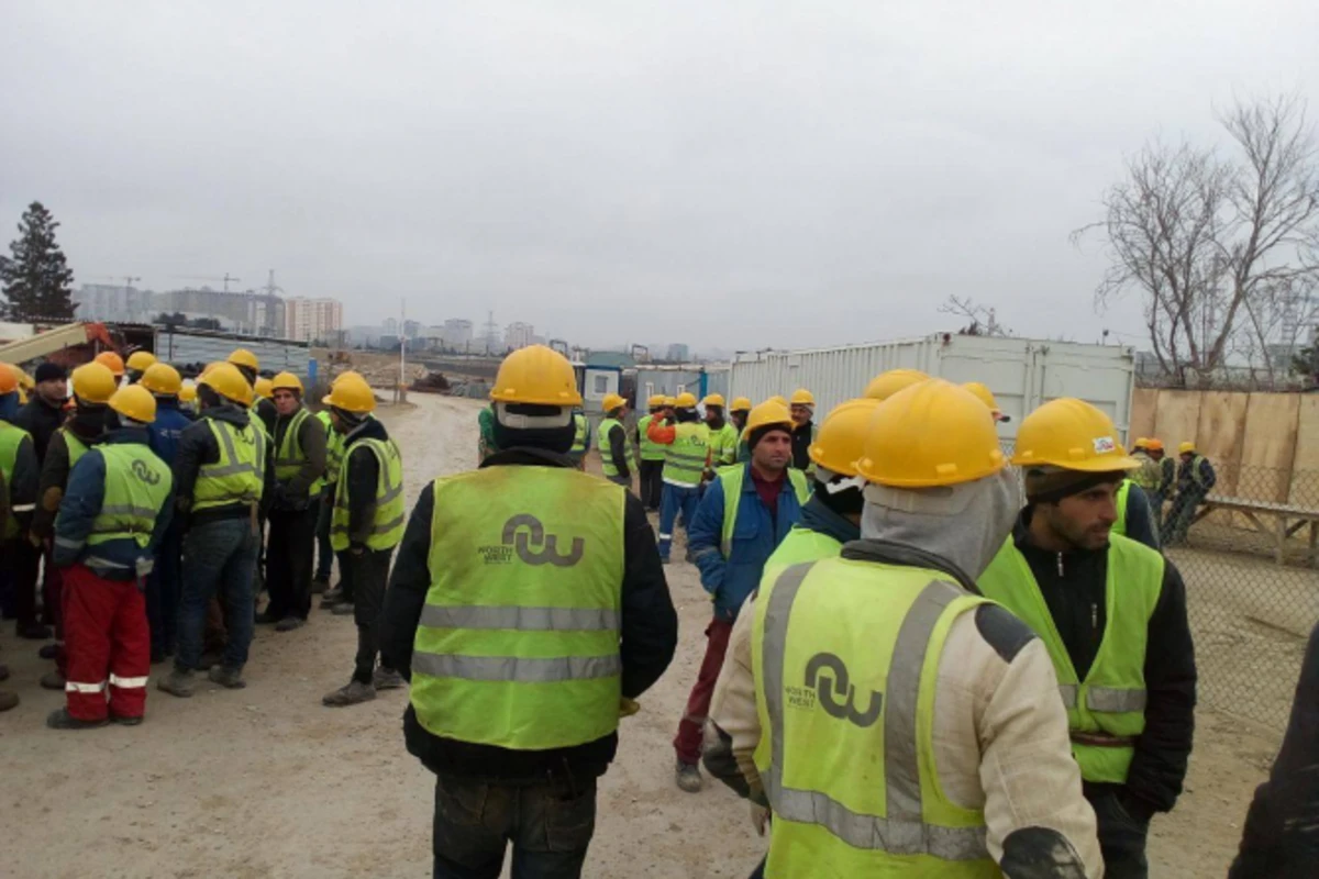 Bir gündə işdən qovulan 90-dan çox işçi Aeroport yolunu bağlayır (FOTO)