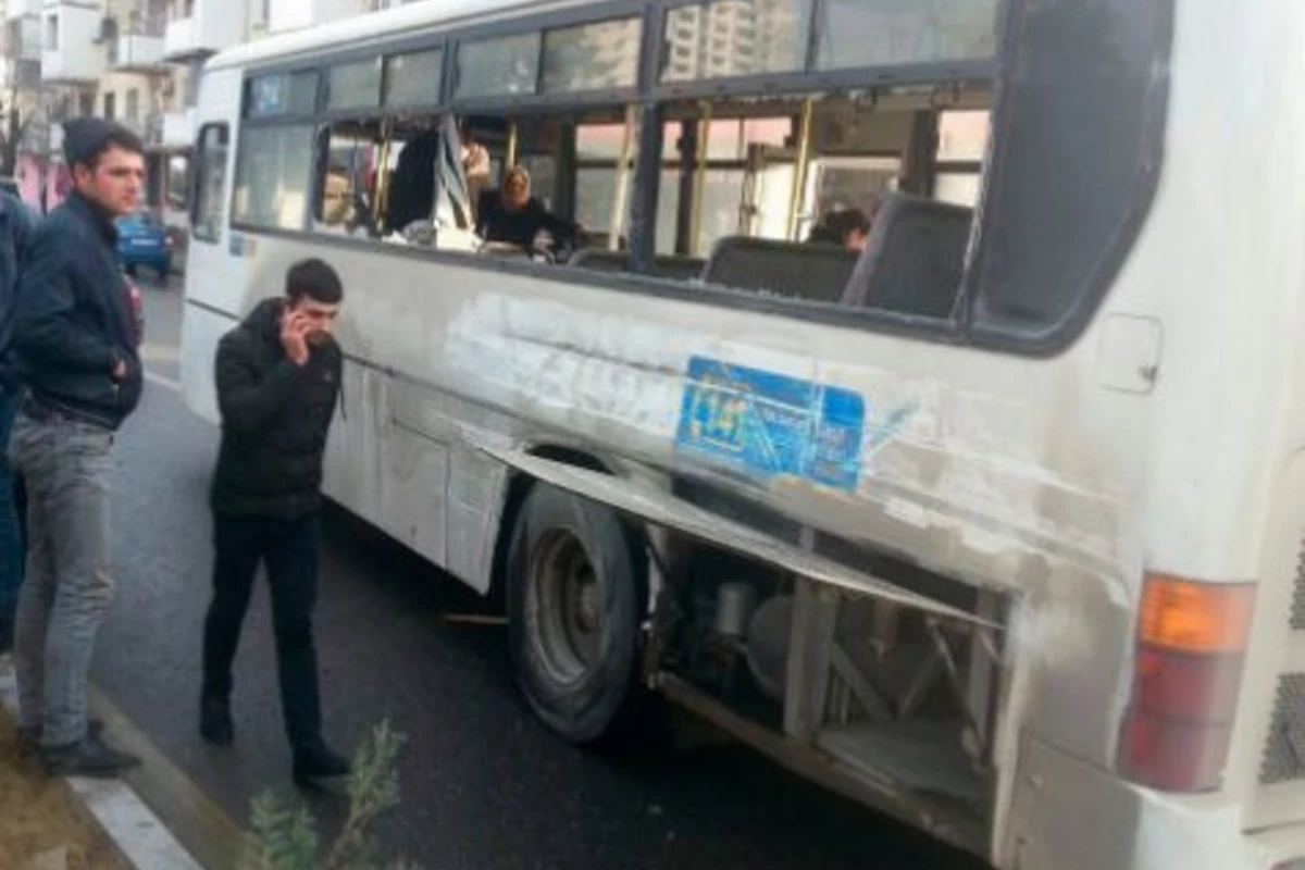 Bakıda betonqarışdıran maşın avtobusa çırpıldı: yaralılar var (FOTO)