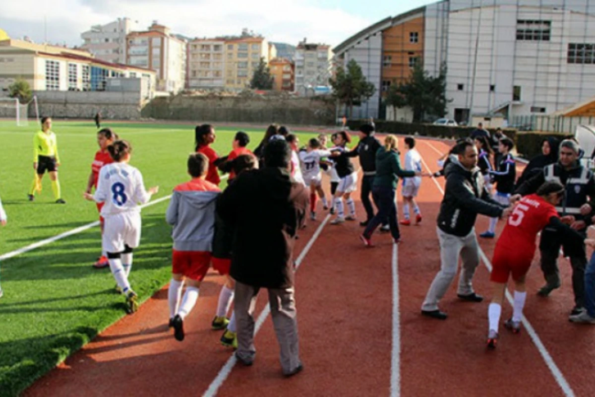 Qadın futbolçular arasında dava düşdü:  Xəstəxanaya düşənlər oldu (VİDEO)