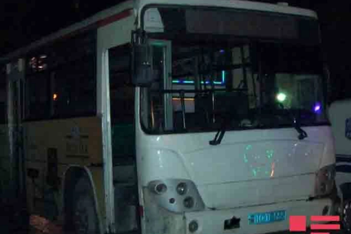 Bakıda avtobus motosikletlə toqquşdu, ölən və yaralanan var