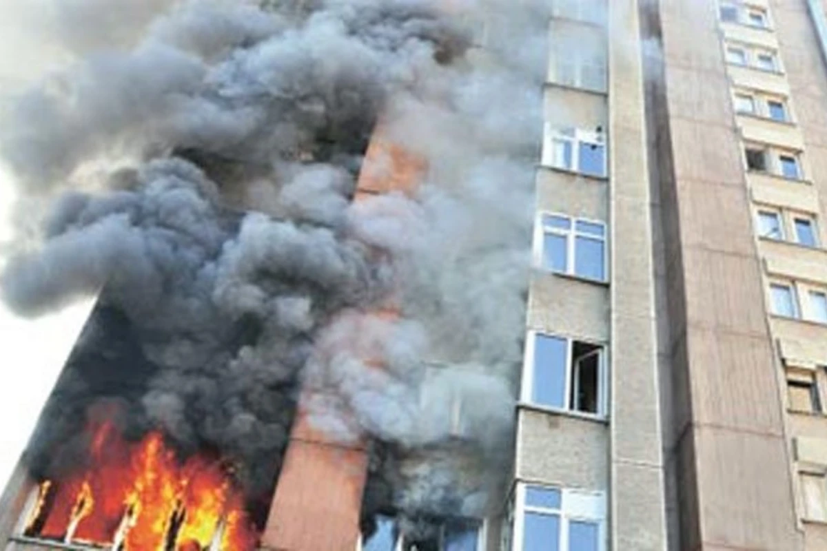 Bakının mərkəzində yaşayış binası yanır