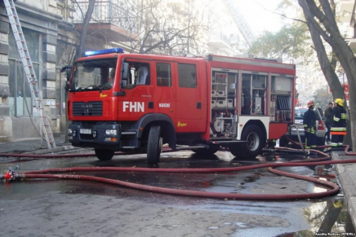 Bakıda çoxmərtəbəli yaşayış binasında yanğın olub