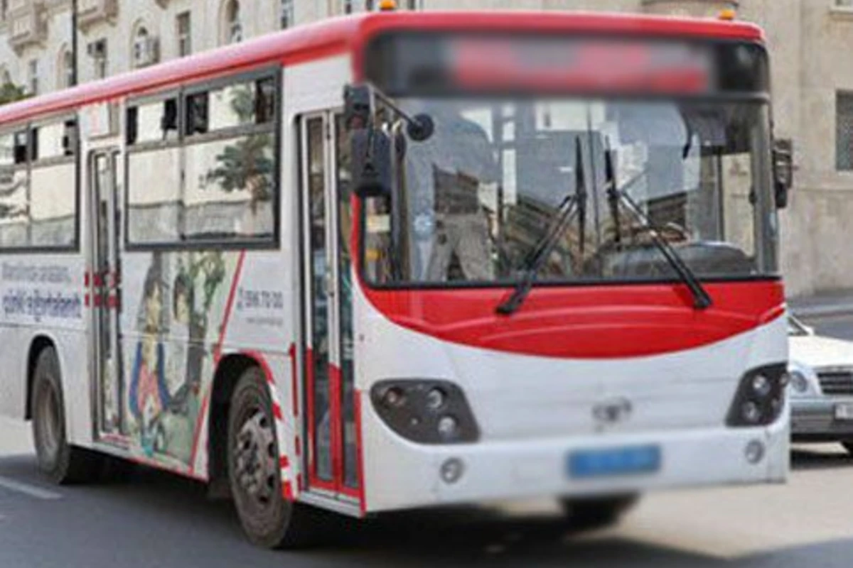 Bakıda avtobusu daşa basdılar: sərnişinin gözü çıxdı