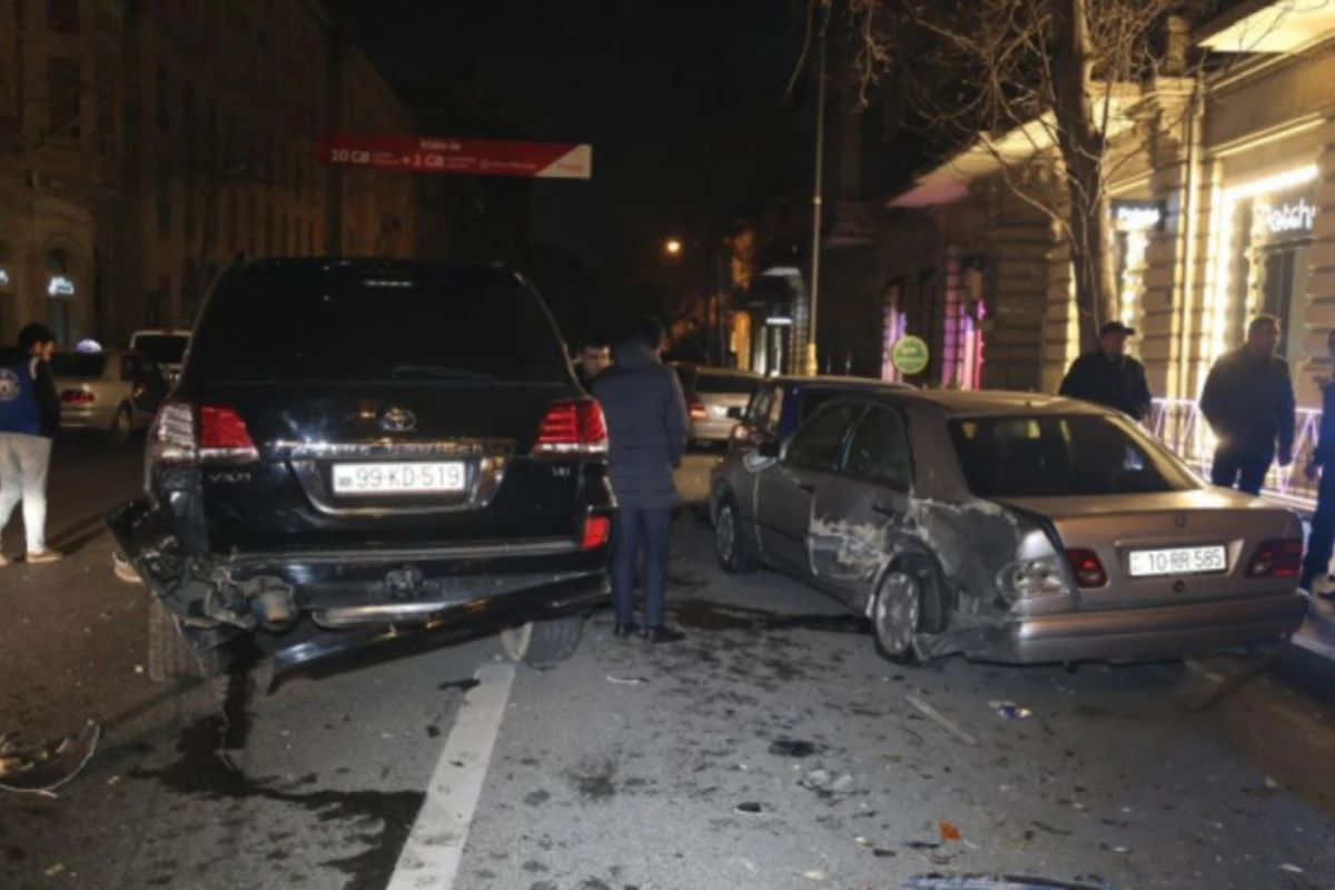 Bakıda dəhşətli qəza, sərnişin avtomobilin pəncərəsindən yerə düşdü - FOTO