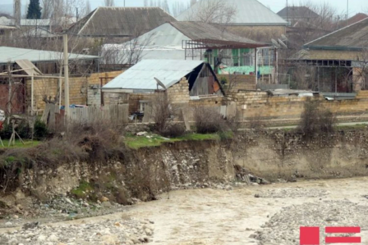 Azərbaycanda TƏHLÜKƏ: Sel suları çayın yatağını genişləndirib - FOTO