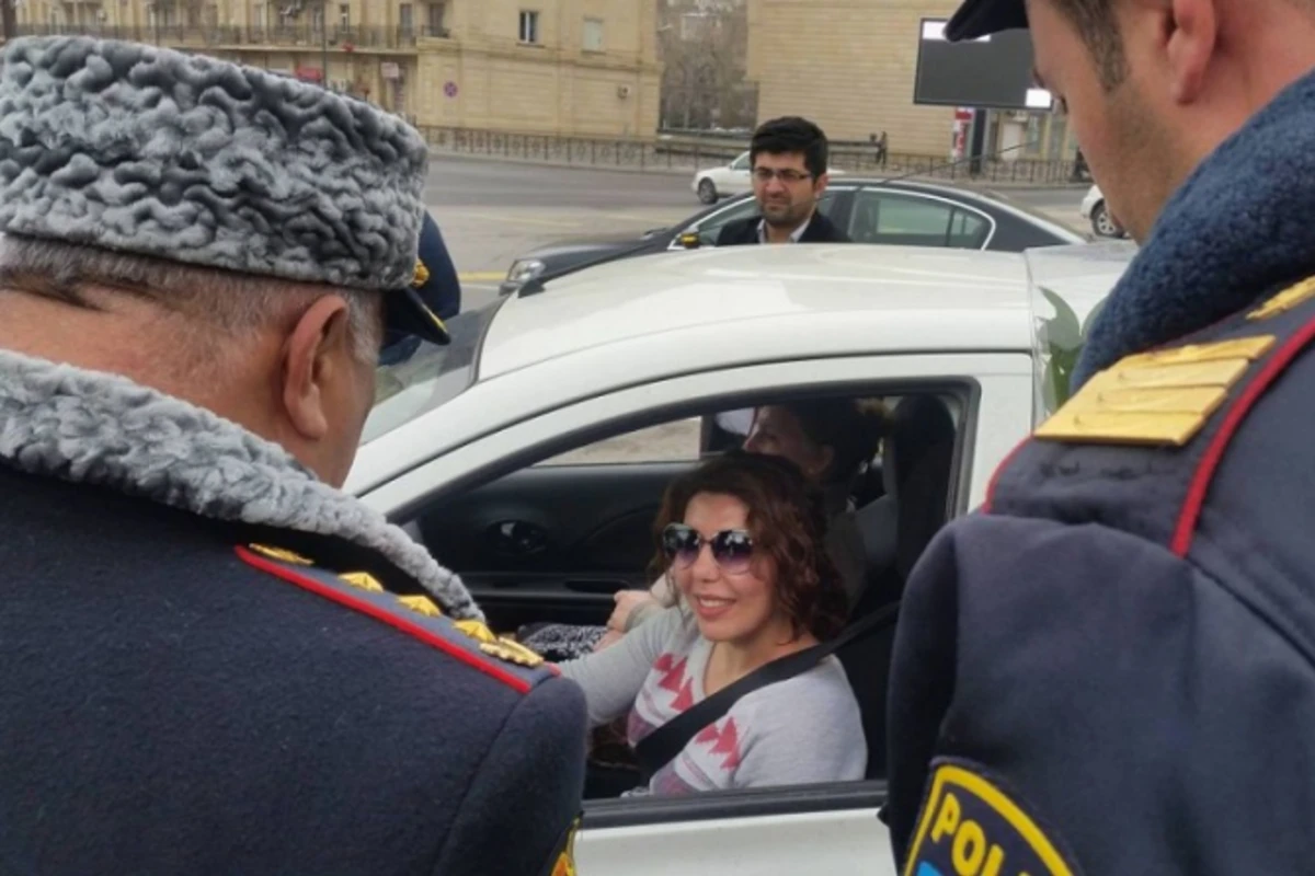 Yol polisi qadın sürücülərə hədiyyələr hazırlayıb