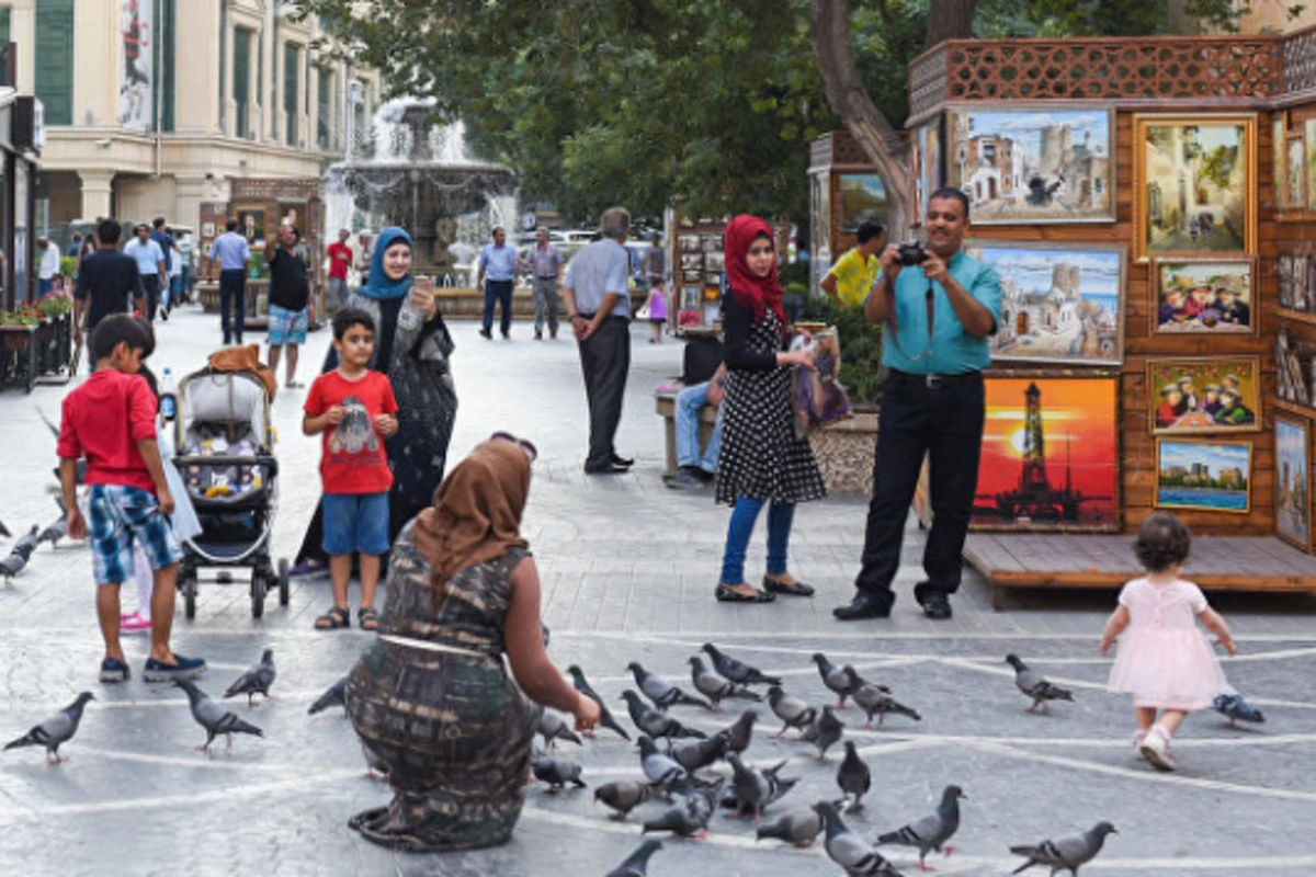 Bayram ərəfəsi otellər və kirayə evlər bron edilib - Azərbaycana turist axını başlayıb - VİDEO