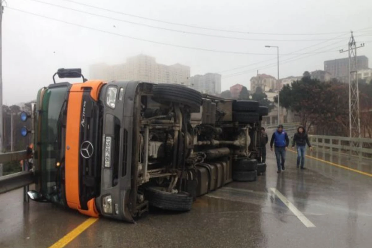 Bakıda iribuynuzlu heyvanla dolu yük avtomobili aşdı (VİDEO, FOTO)