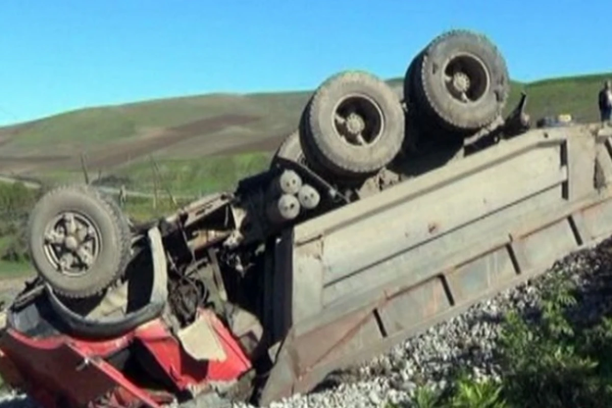 KamAZ yük boşaldarkən aşdı, sürücü avtomobilin altında qaldı