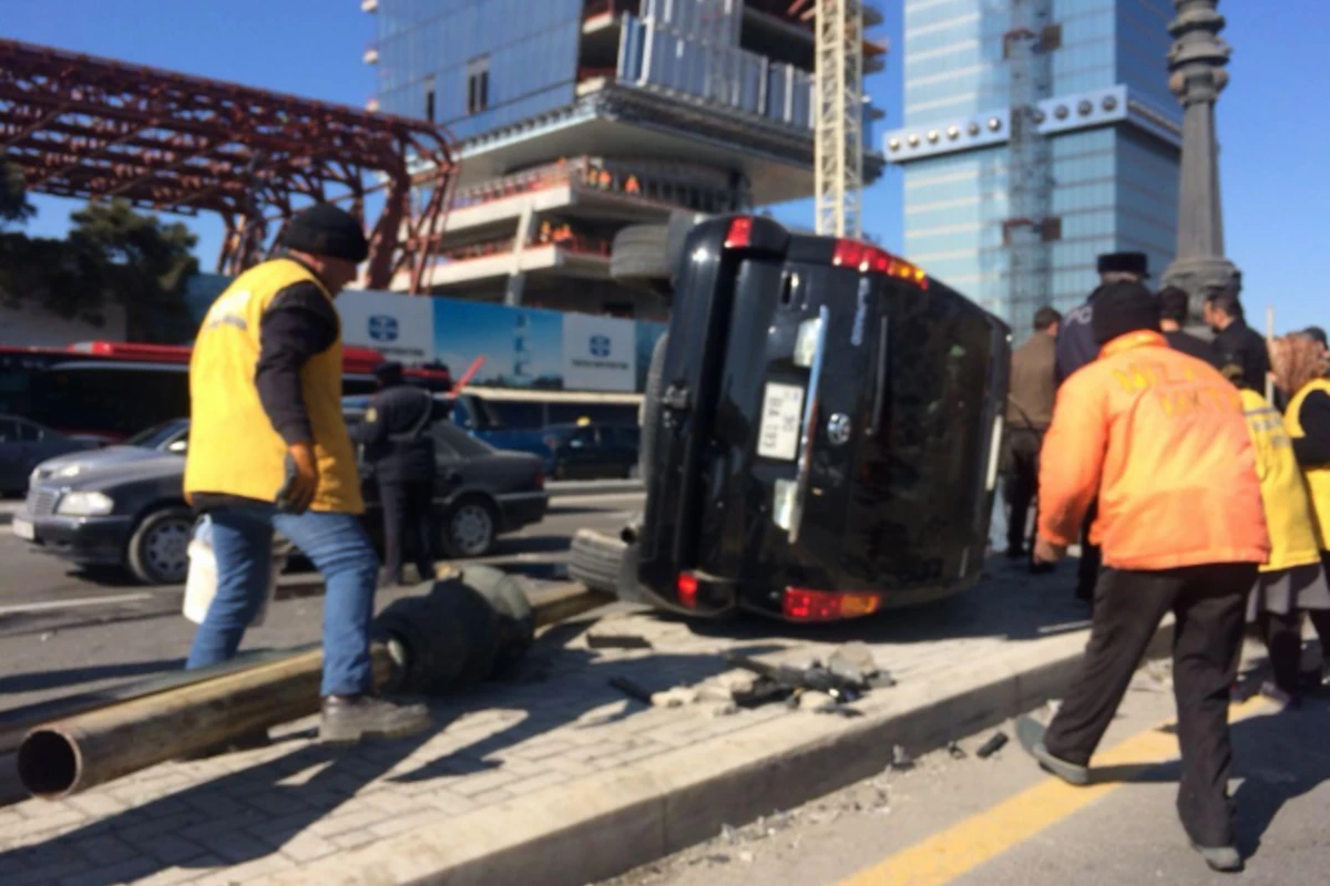 Bakıda dəhşətli qəza: “Toyota Prado” aşdı (VİDEO)