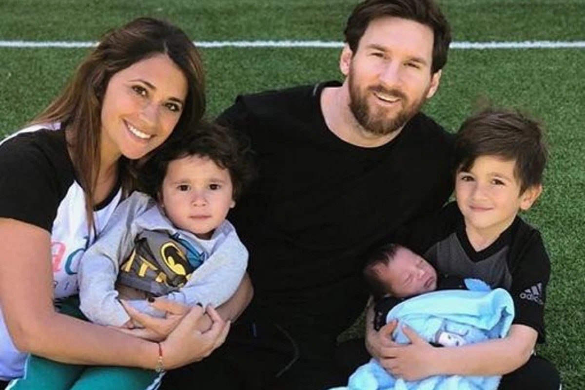 Messi hər kəsdən gizlətdiyi bir aylıq oğlunun fotolarını yaydı (FOTO)